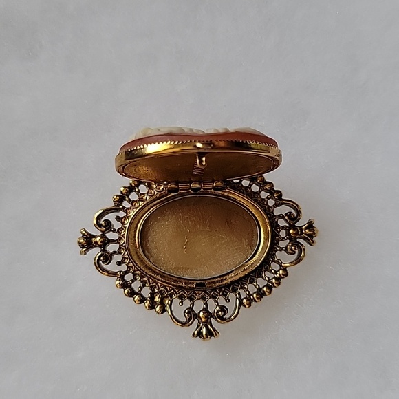 Vintage Avon Cameo Locket Brooch - Picture 8 of 8